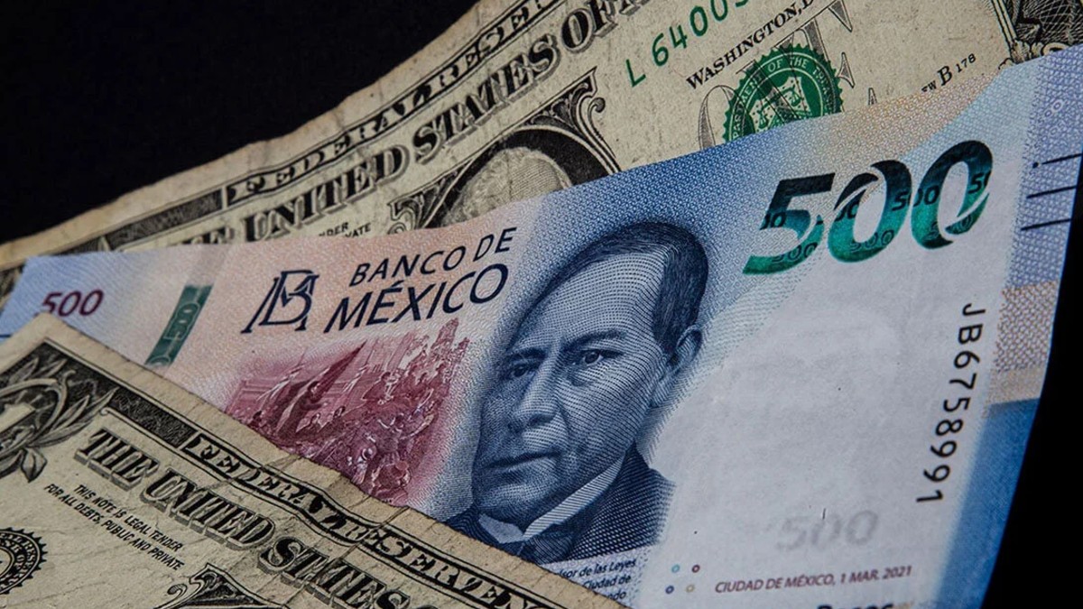 Billete mexicano entre dólares estadounidenses.