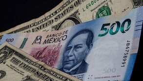 Billete mexicano entre dólares estadounidenses.