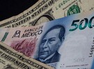 Billete mexicano entre dólares estadounidenses.