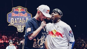 Bnet enfrentando a Fat N en la gran final de la Red Bull Batalla: Nueva Historia