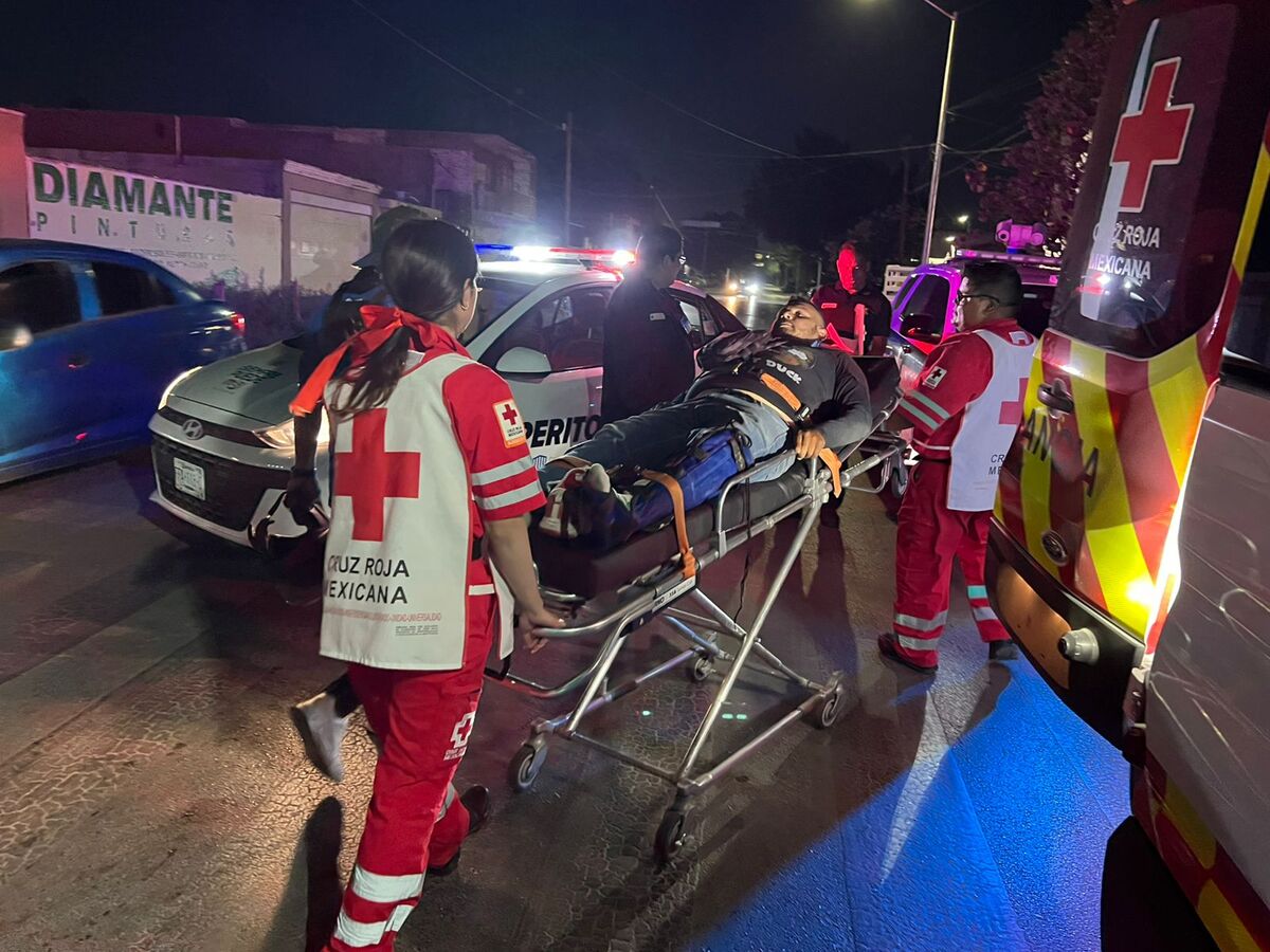 Hombre recibiendo atención médica tras sufrir un aparatoso accidente en Torreón.