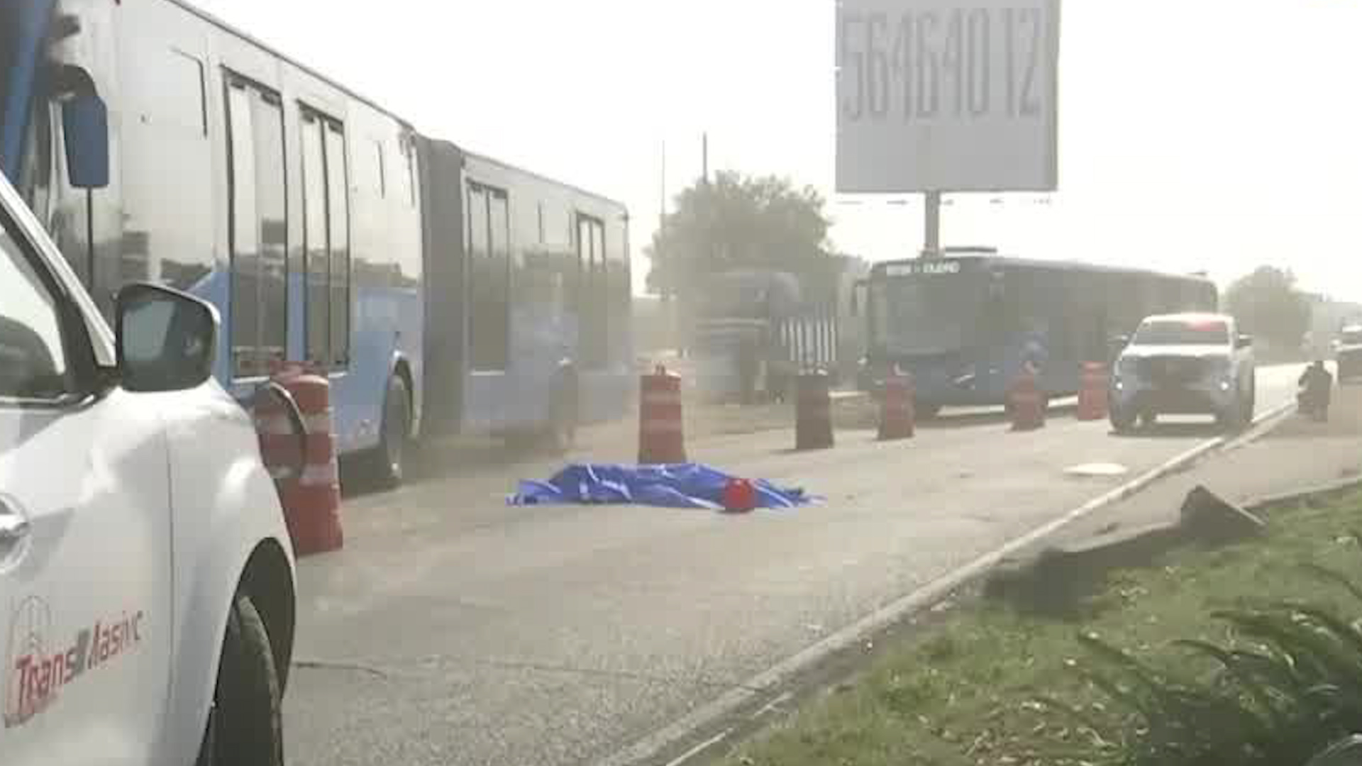 Primeros reportes indican que el sujeto iba a cruzar la vialidad para ingresar al Mexibús cuando fue envestido por un auto a iba a exceso de velocidad.