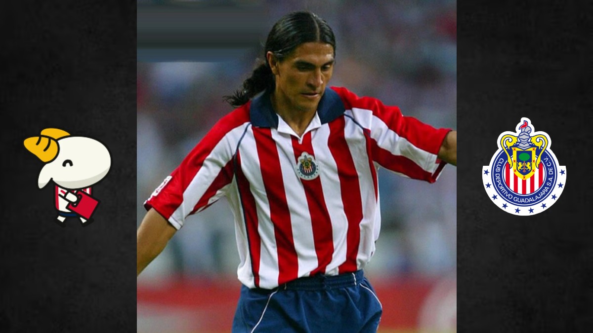 Una exhibición de la historia de Chivas en un museo, mostrando cinco camisetas históricas del club en vitrinas transparentes, con una foto del equipo campeón de