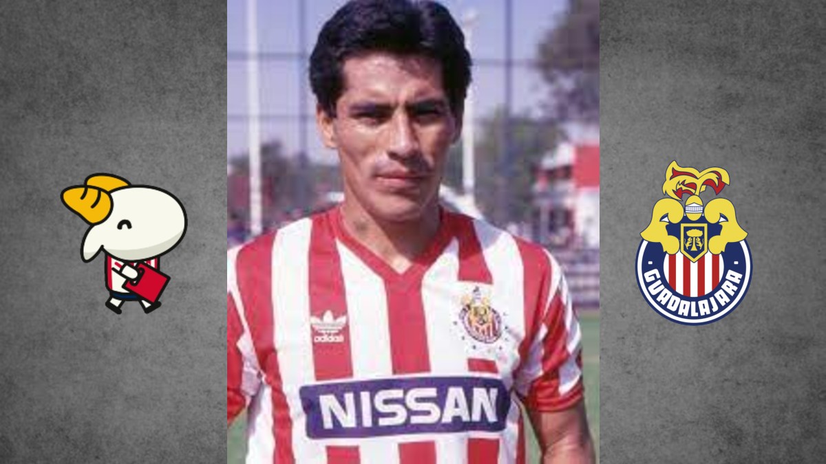 Una exhibición de la historia de Chivas en un museo, mostrando cinco camisetas históricas del club en vitrinas transparentes, con una foto del equipo campeón de