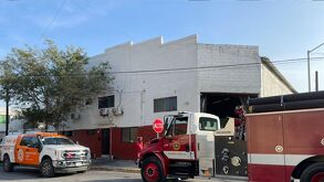 Bomberos de Nuevo León en incendio de empresa en Monterrey