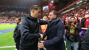 Martín Marini y Antonio Mohamed saludándose previo a la vuelta de los Cuartos de Final del Apertura 2025 en el Estadio Nemesio Díez.