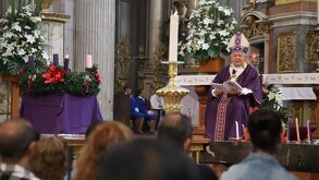 el arzobispo víctor sánchez Espinosa en la  misa de bendición de coronas de adviento puebla