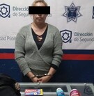 Mujeres con la cara censurada con blusas grises y azules