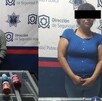Mujeres con la cara censurada con blusas grises y azules
