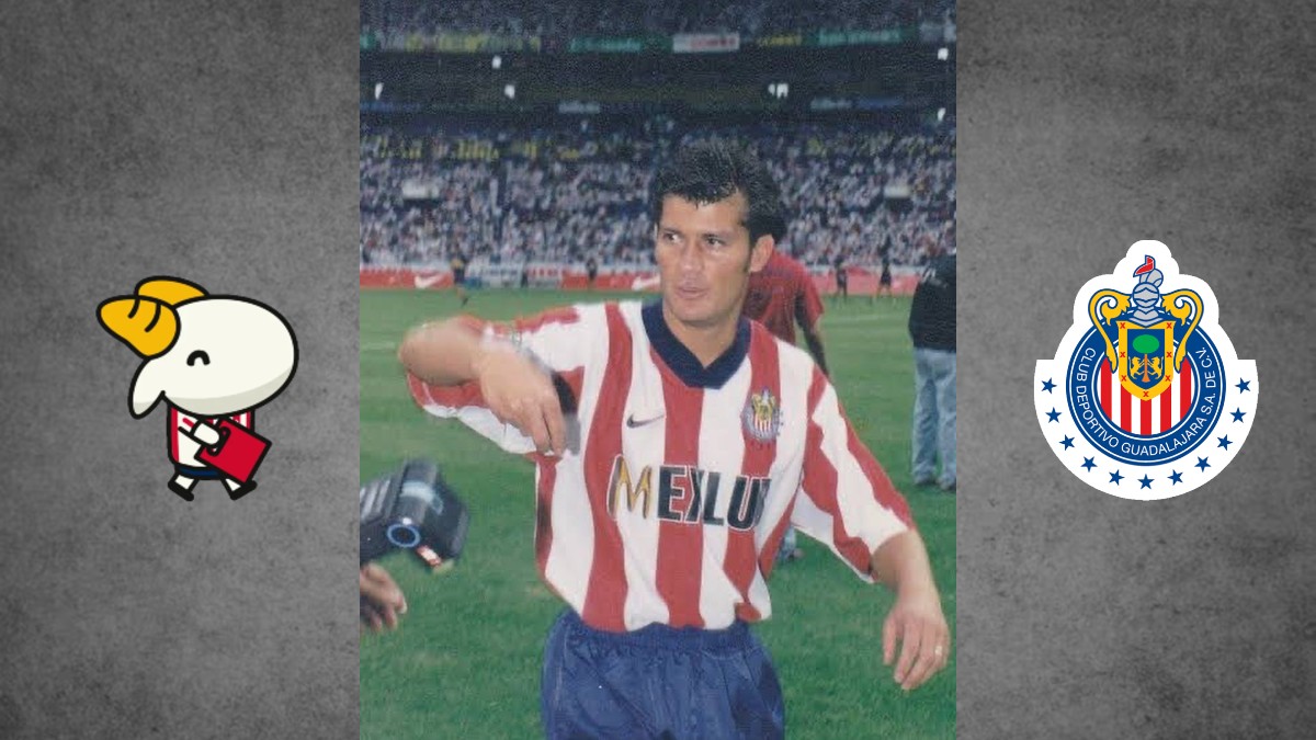 Una exhibición de la historia de Chivas en un museo, mostrando cinco camisetas históricas del club en vitrinas transparentes, con una foto del equipo campeón de