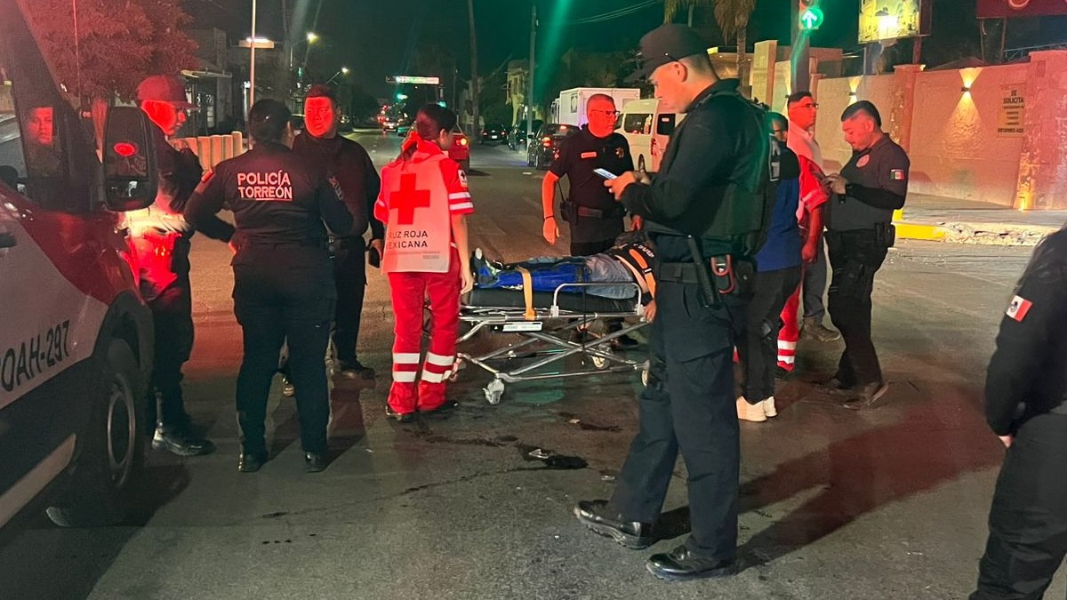 Hombre en camilla de una ambulancia recibiendo atención médica en Torreón.