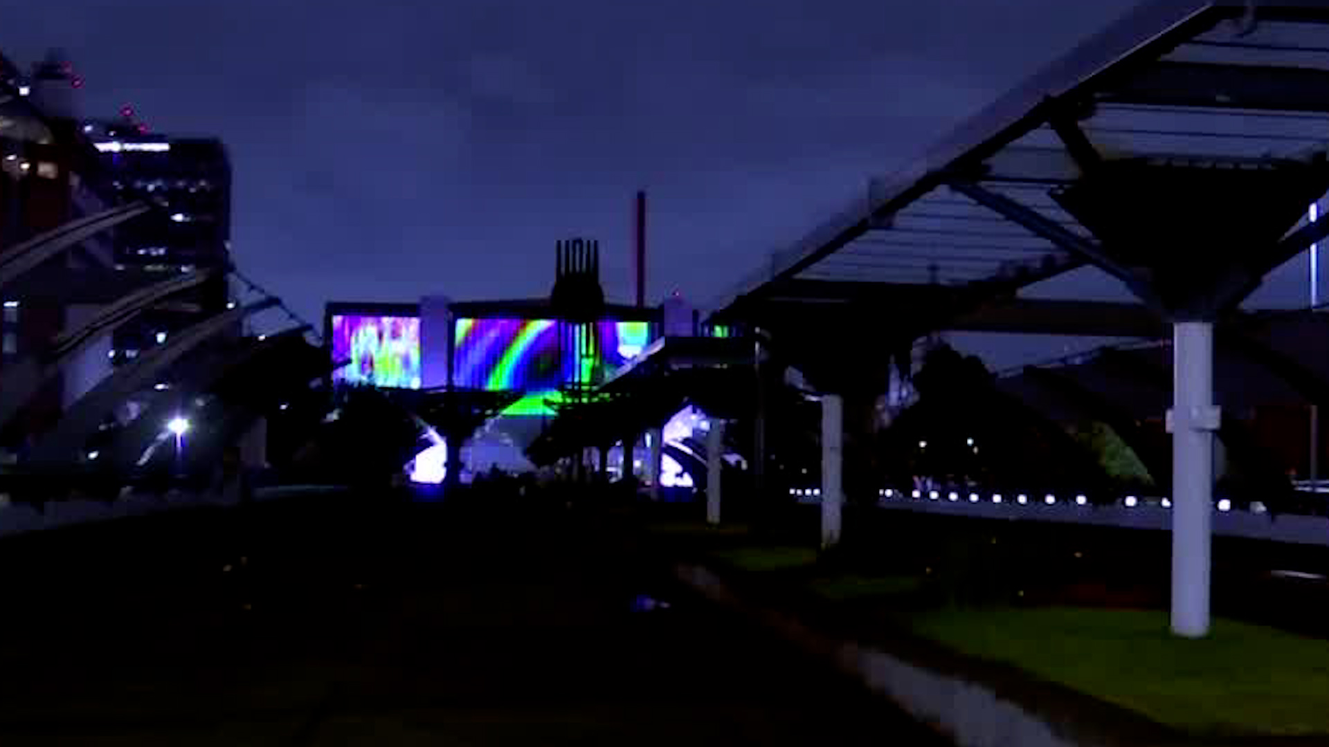 El camino es iluminado por las pantallas panorámicas de Av. Constitución, lo que puede representar un peligro para los transeúntes.