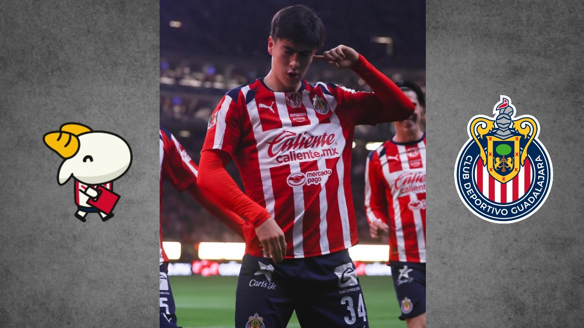 Una exhibición de la historia de Chivas en un museo, mostrando cinco camisetas históricas del club en vitrinas transparentes, con una foto del equipo campeón de