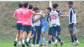 Jugadores de Rayados Sub-17 festejando un triunfo con su entrenador Alex Pruna Zafra en El Barrial.