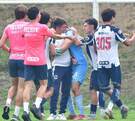 Jugadores de Rayados Sub-17 festejando un triunfo con su entrenador Alex Pruna Zafra en El Barrial.