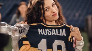 Rosalía, cantante española con su jersey de Boca Juniors en 'La Bombonera'.