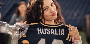 Rosalía, cantante española con su jersey de Boca Juniors en 'La Bombonera'.