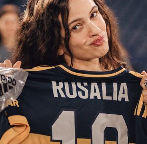 Rosalía, cantante española con su jersey de Boca Juniors en 'La Bombonera'.