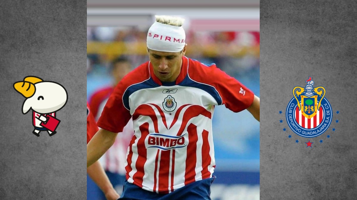 Una exhibición de la historia de Chivas en un museo, mostrando cinco camisetas históricas del club en vitrinas transparentes, con una foto del equipo campeón de