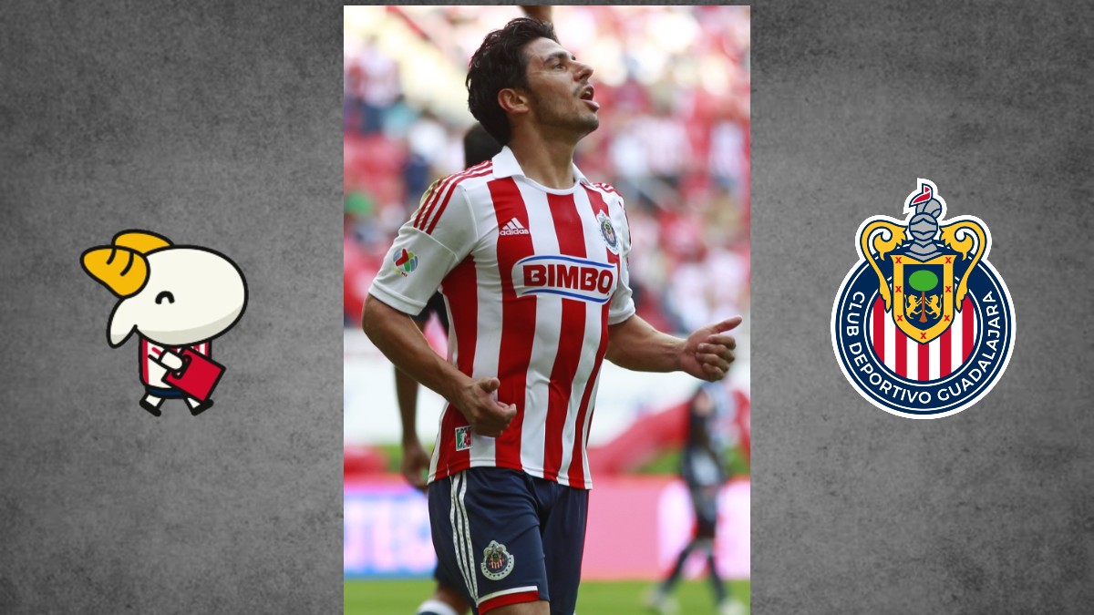 Una exhibición de la historia de Chivas en un museo, mostrando cinco camisetas históricas del club en vitrinas transparentes, con una foto del equipo campeón de