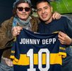 Juan Román Riquelme posando para una fotografía en un palco de 'La Bombonera' junto a Johnny Depp y una camiseta de Boca Juniors.