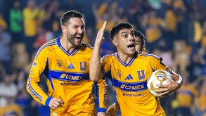 André-Pierre Gignac y Juan Brunetta celebrando el segundo gol de Tigres en el partido.