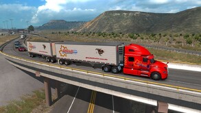 Un tráiler doble rojo y blanco de 