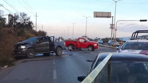 dos camionetas accidentadas y abandonadas tras balacera carretera federal puebla-tehuacán