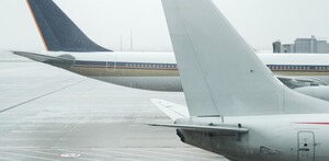 Dos colas de avión estacionados en un aeropuerto