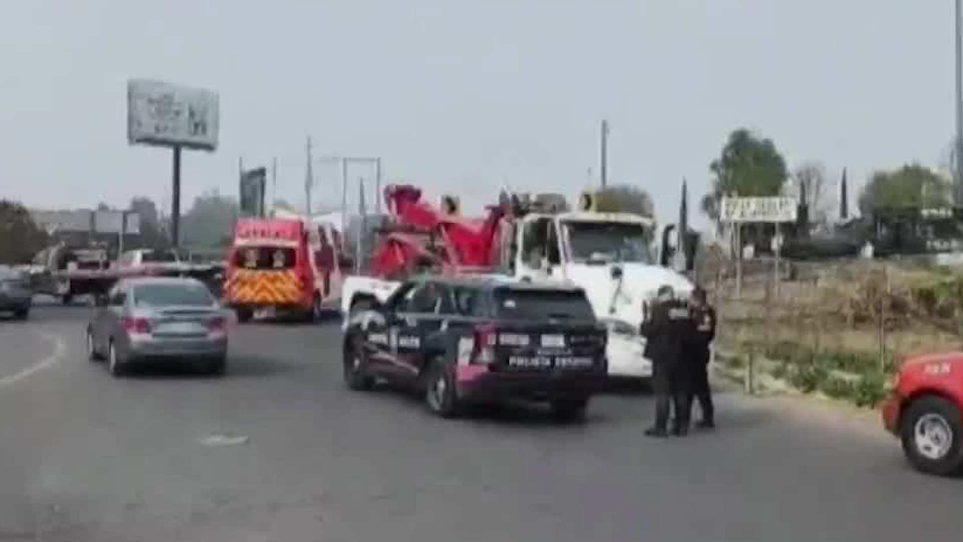 Este incidente ocurrió a pesar de las nuevas medidas del reglamento de tránsito que prohíben el paso de vehículos pesados por vialidades principales.