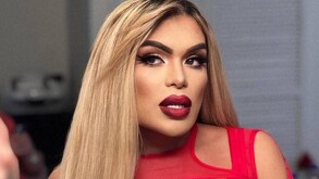 Wendy Guevara con un vestido rojo y labios del mismo tono.