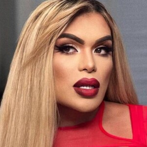 Wendy Guevara con un vestido rojo y labios del mismo tono.