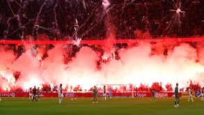 Pirotecnia emitida durante el partido de Ajax y Groningen en la Eredivisie.