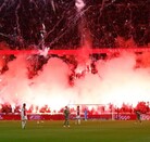 Pirotecnia emitida durante el partido de Ajax y Groningen en la Eredivisie.
