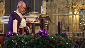 Arzobispo de Puebla enciende la primera vela de Adviento durante misa en catedral de Puebla.