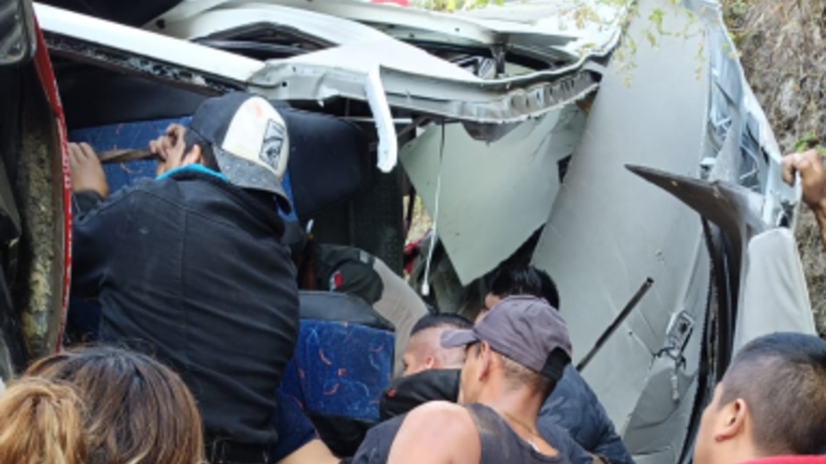 Personas sacando heridos del choque entre autobús y camioneta en Chalma.
