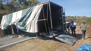El camión en el que viajaban peregrinos de Puebla rumbo a Juquila, Oaxaca, volcó.