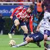 'Hormiga' González y 'Cotorro' González durante el primer partido de la Liguilla del Apertura 2025 con Chivas en el Akron.