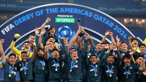 Jugadores del Pachuca levantando el trofeo del Derbi de las Américas 2024.