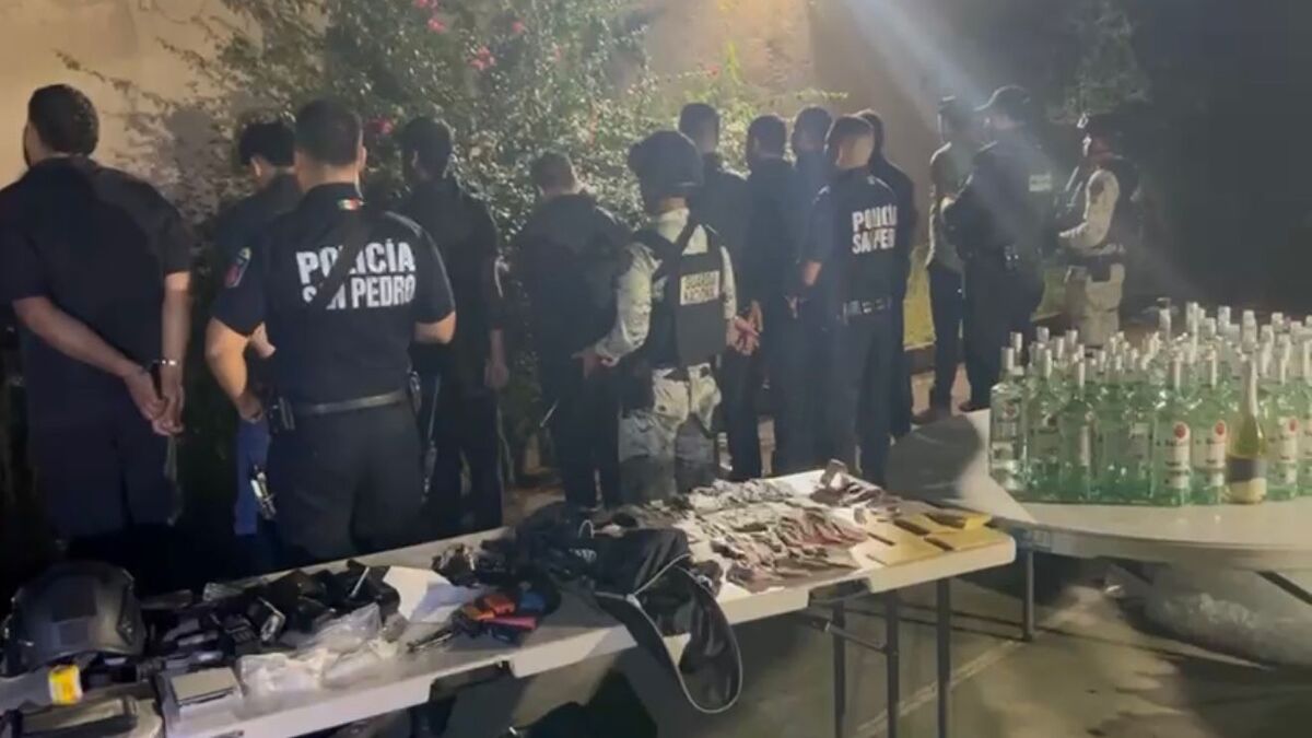 Policías y detenidos en San Pedro.