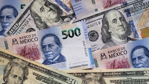 Dólares estadounidenses y billetes de 500 pesos.