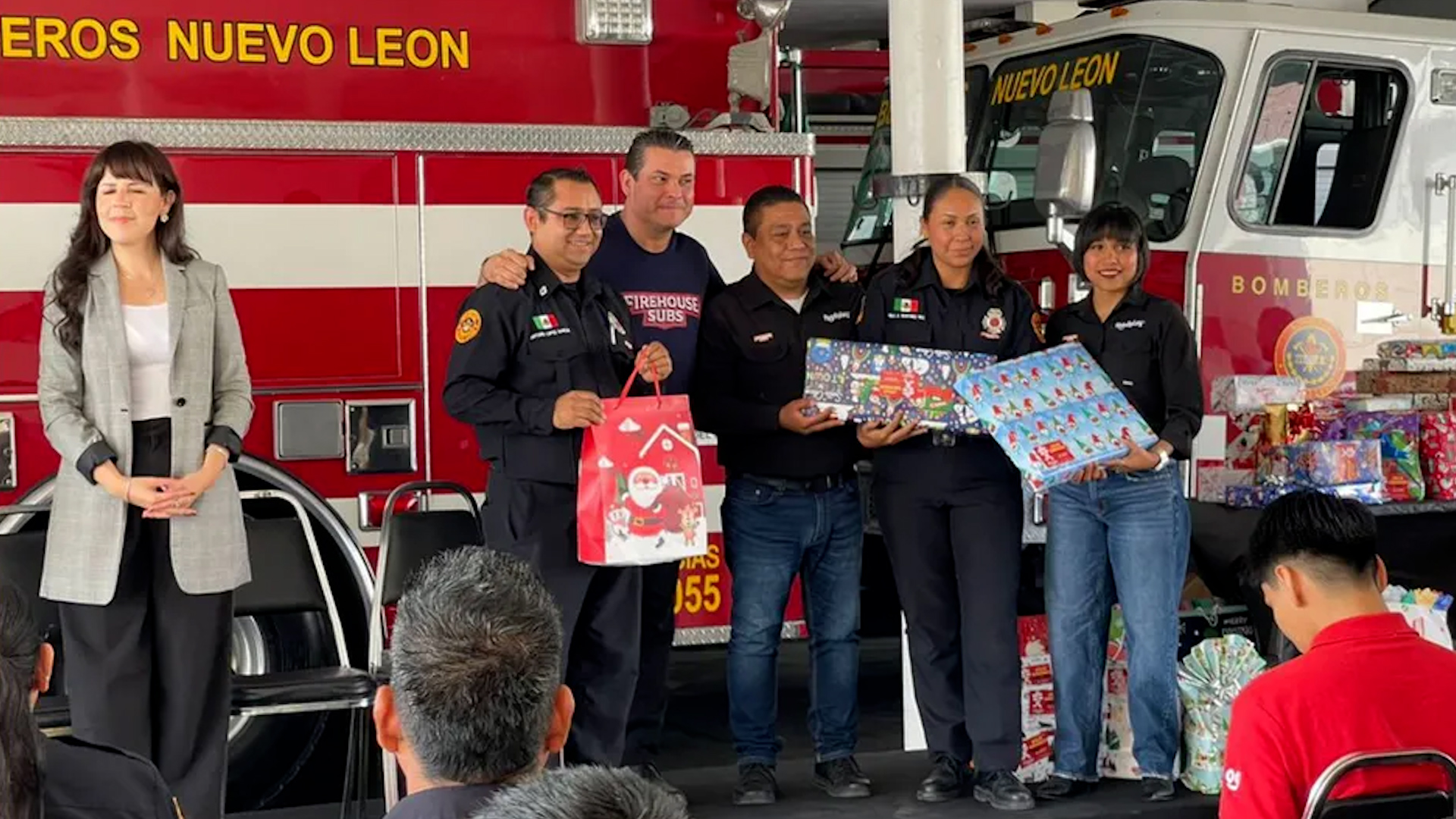 La corporación de Bomberos de Nuevo León recibió 100 regalos que serán distribuidos en su festival navideño, gracias Firehouse Subs y Fundación Multimedios.