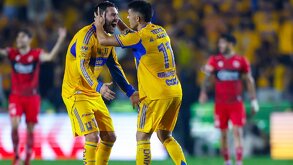 Gignac festejando un gol de Tigres junto a Juan Brunetta en el partido contra Xolos en Liguilla.