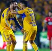 Gignac festejando un gol de Tigres junto a Juan Brunetta en el partido contra Xolos en Liguilla.