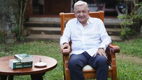 Andrés Manuel López Obrador reaparece tras dejar la presidencia para anunciar su nuevo libro.