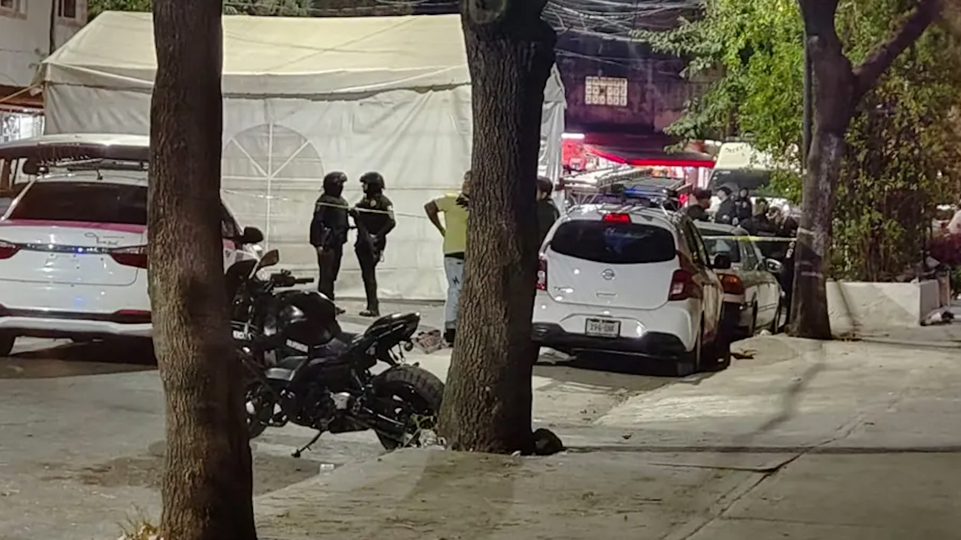 Un hombre se encontraba en una fiesta del barrio de Tepito cuando dos sujetos irrumpieron en la celebración y lo atacaron a balazos, acabando con su vida.