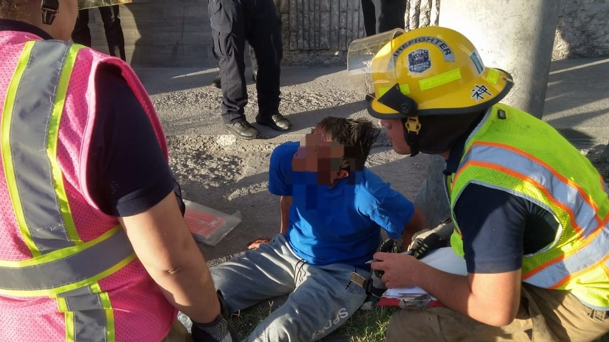 Paramédicos atendiendo a hombre que cayó de un puente