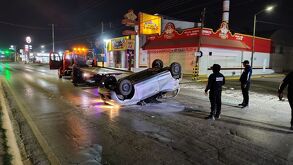 Vehículo March volcado en la avenida Juárez de Torreón