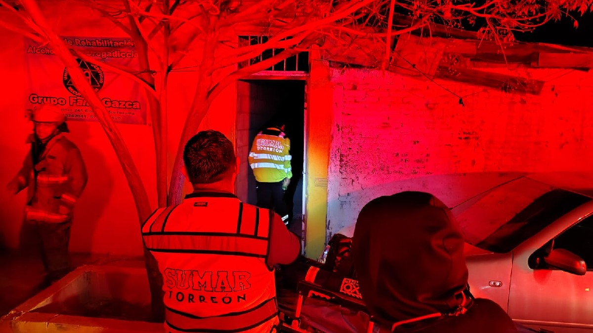 Elementos de la Cruz Roja Mexicana atendiendo a un hombre