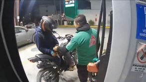 Momento en el que cámara de video captan el asalto a una gasolinera en Puebla.